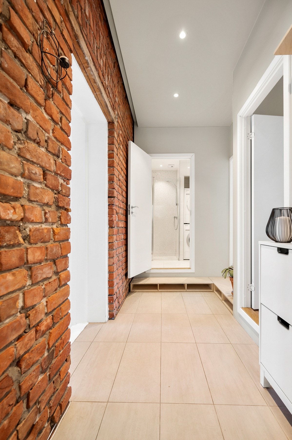 Entré/gang har generøs takhøyde og downlights i himling. Galleribilde