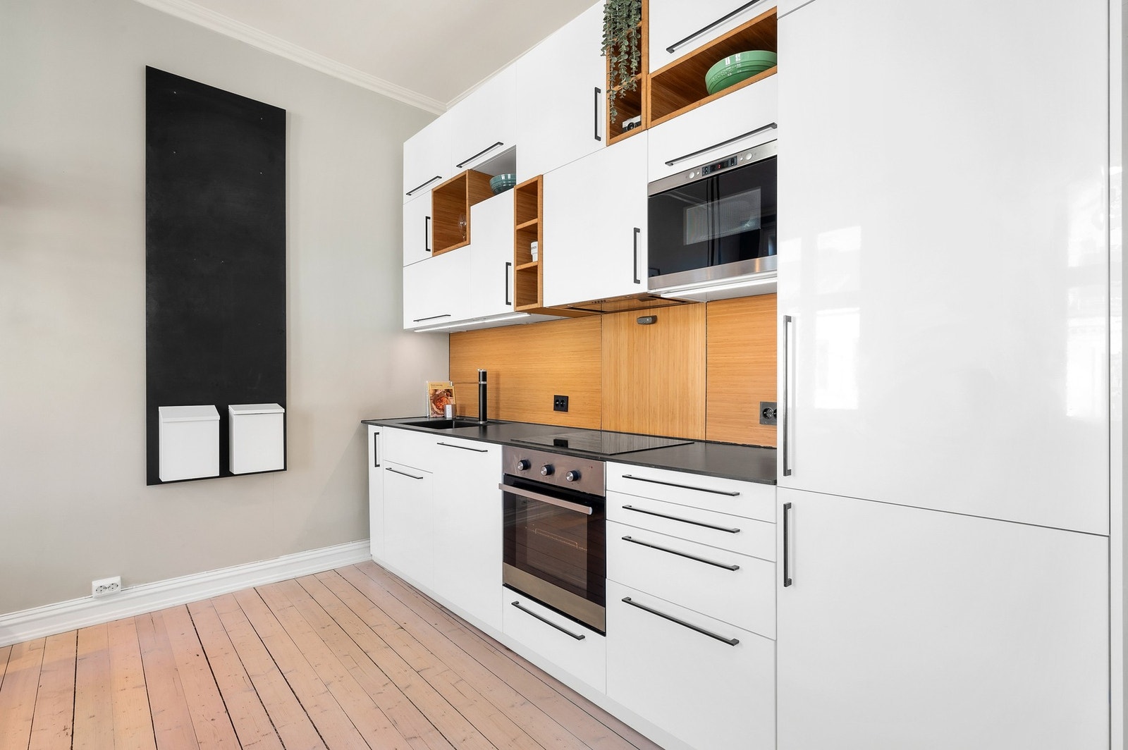 Tidløs kjøkkeninnredning med glatte fronter, montert i 2014. Galleribilde