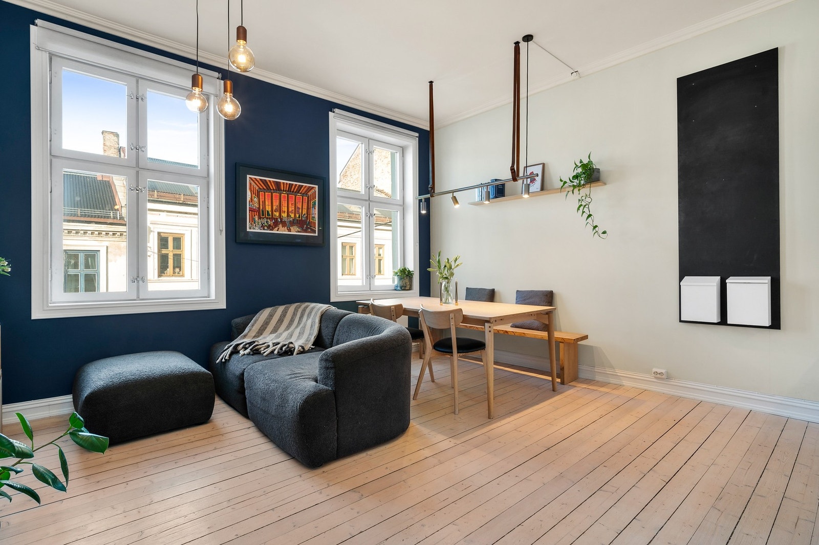 Gulvflate belagt med tregulv i stue/kjøkken, parkettgulv på soverommene og flislagt gulv med gulvvarme ved entré/gang. Galleribilde