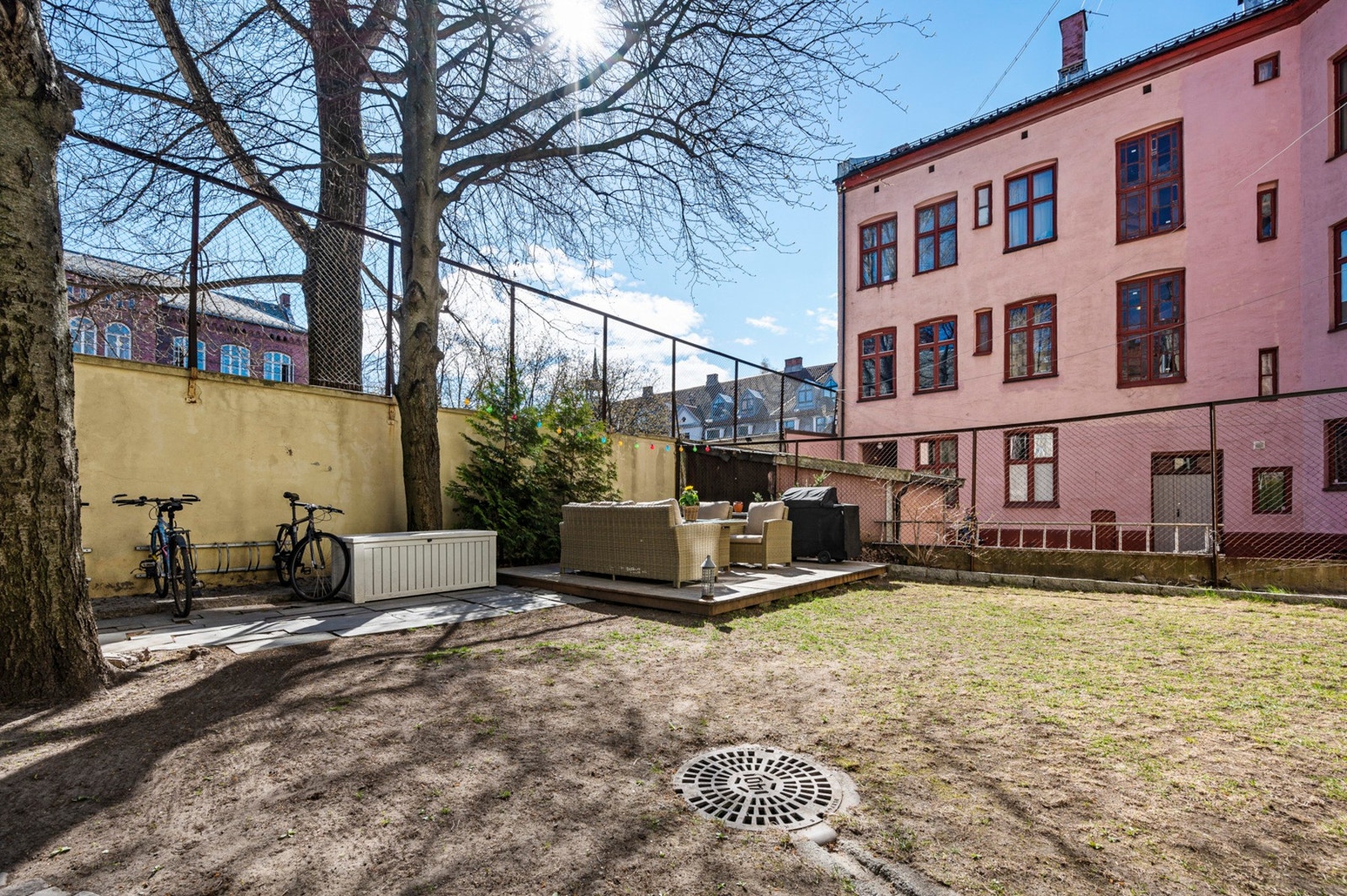 Felles uteareal med sittegruppe og hyggelig hage. Galleribilde