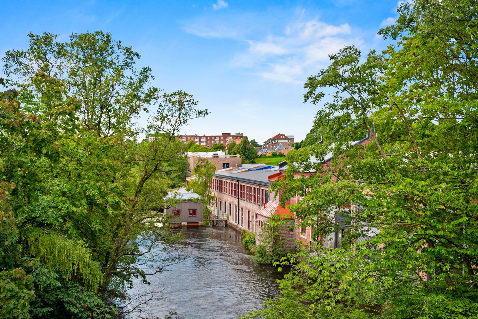 Kort vei til flotte Akerselva som renner gjennom Oslo, fra Maridalsvannet i nord til fjorden ved Bjørvika. Galleribilde
