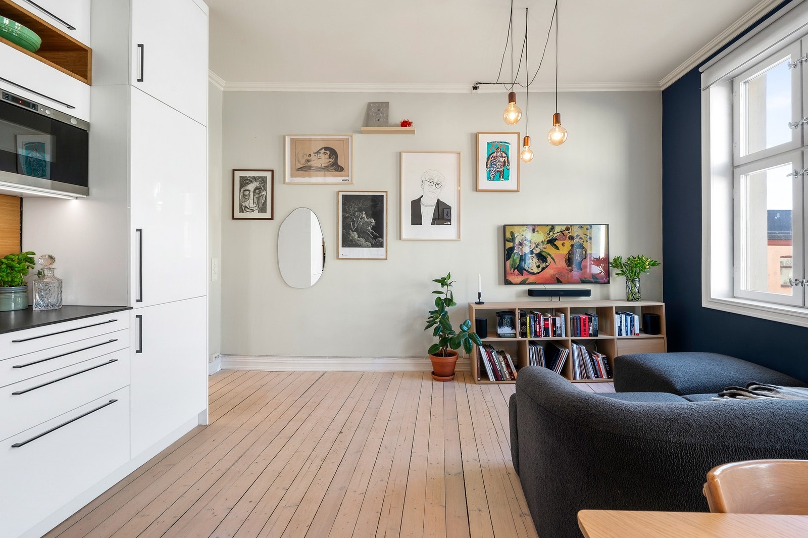 Lys og luftig stue med generøs takhøyde på hele 3 meter. Galleribilde