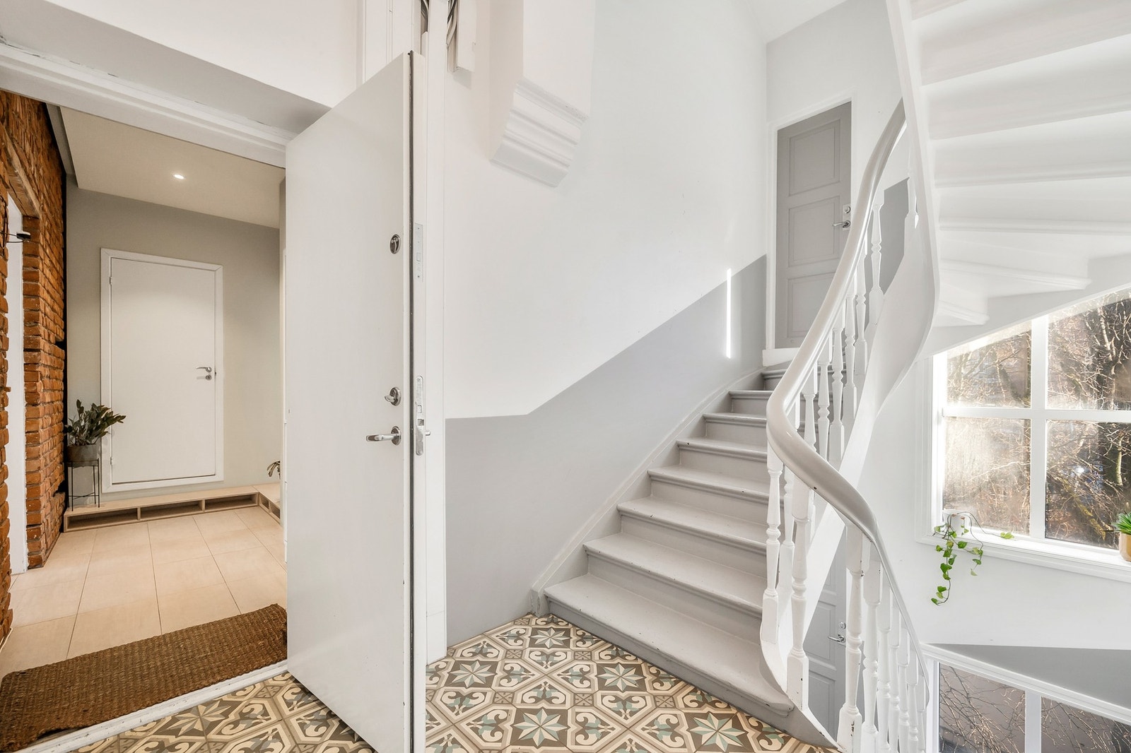 Pen oppgang i bygget. Leiligheten ligger i 3. etasje. Galleribilde