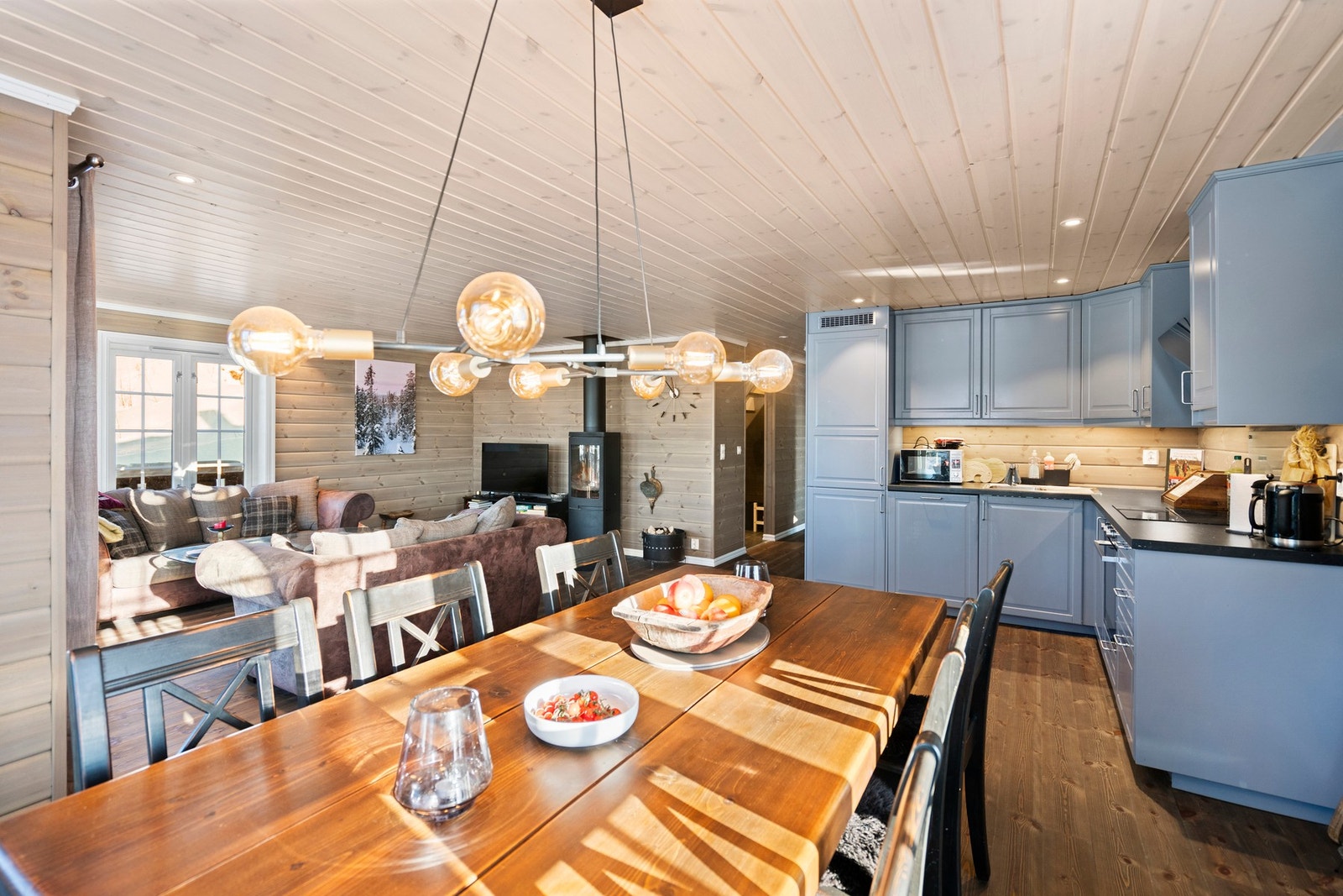 Romslig og innholdstikt kjøkken. Galleribilde