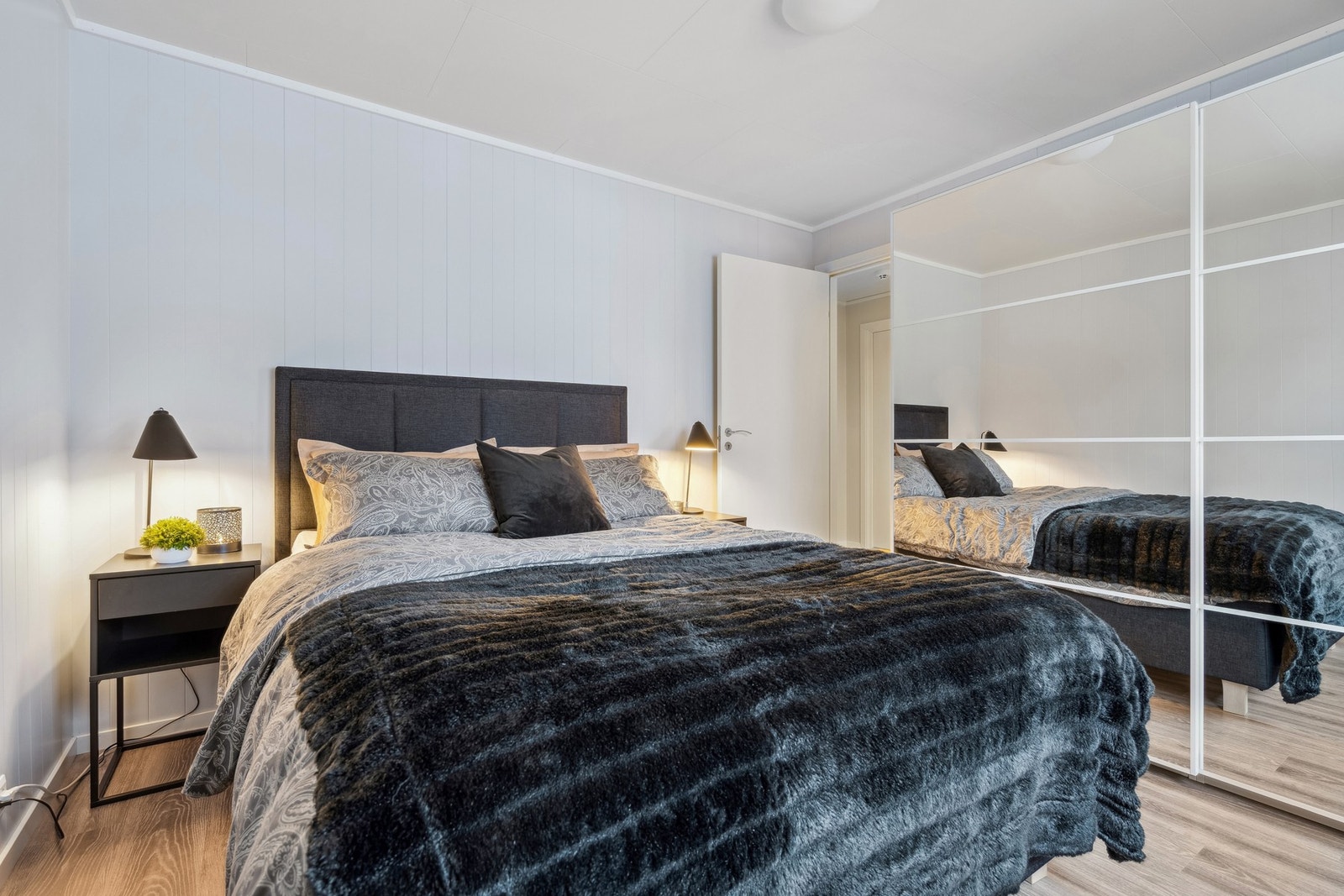 Romslig soverom med etablert garderobe Galleribilde