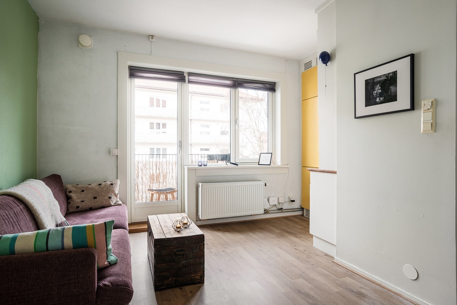 Fra stuen er det utgang til en sørøstvendt balkong på ca. 2 kvm Galleribilde