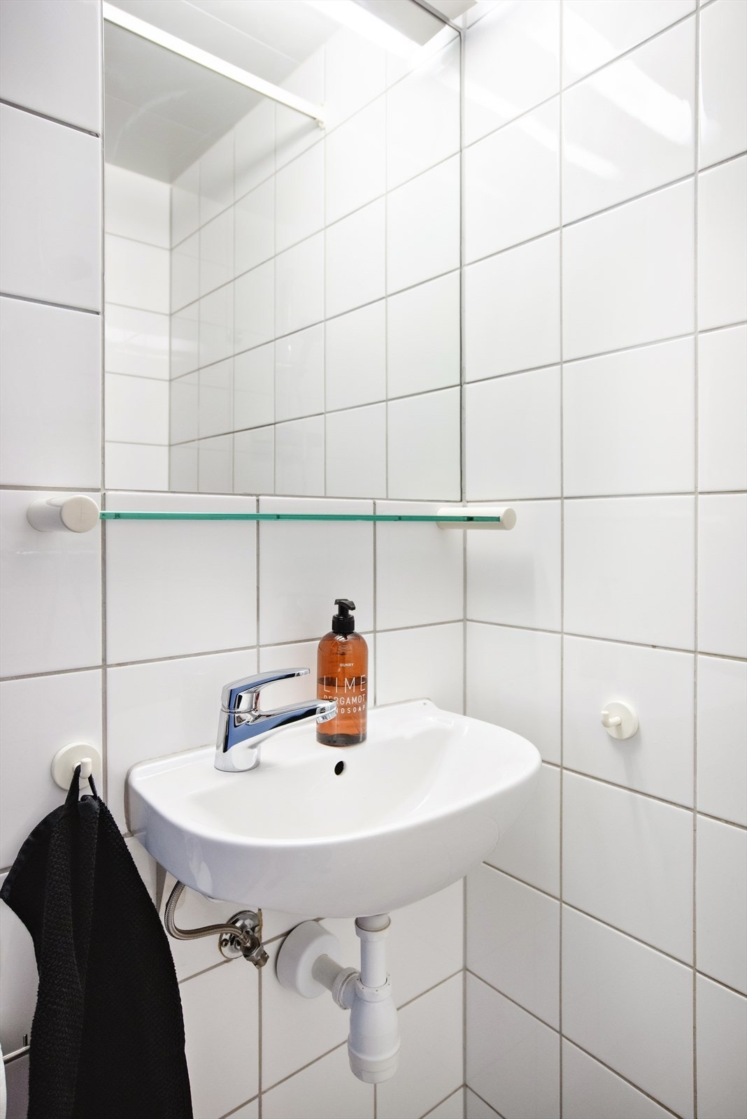 Veggene er flislagte, mens taket har malte plater Galleribilde