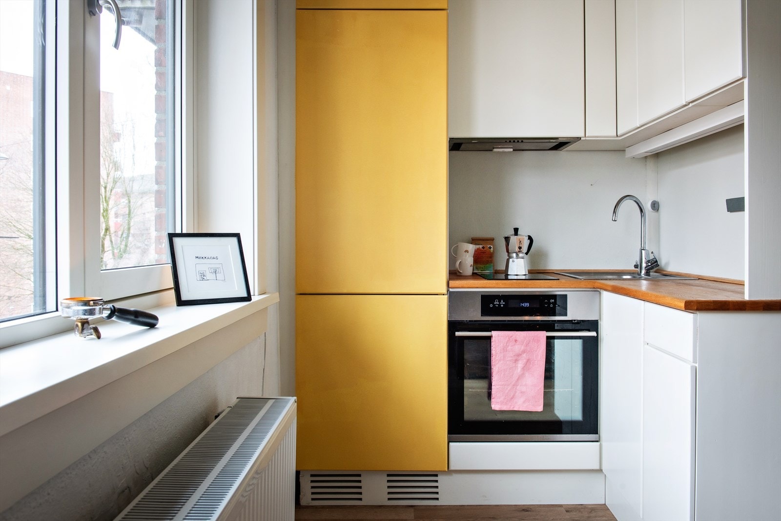 Hvitevarer som kjøl/fryseskap, platetopp og stekeovn er integrert Galleribilde