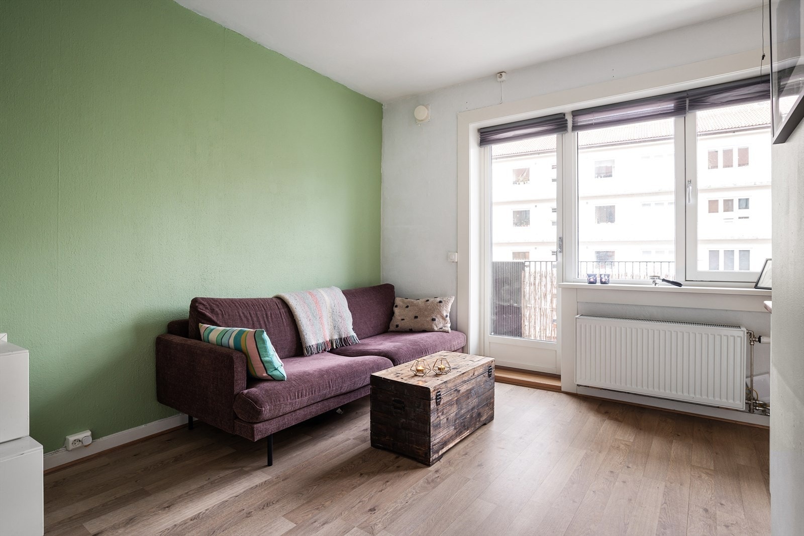 Store vindusflater slipper inn godt med naturlig dagslys Galleribilde