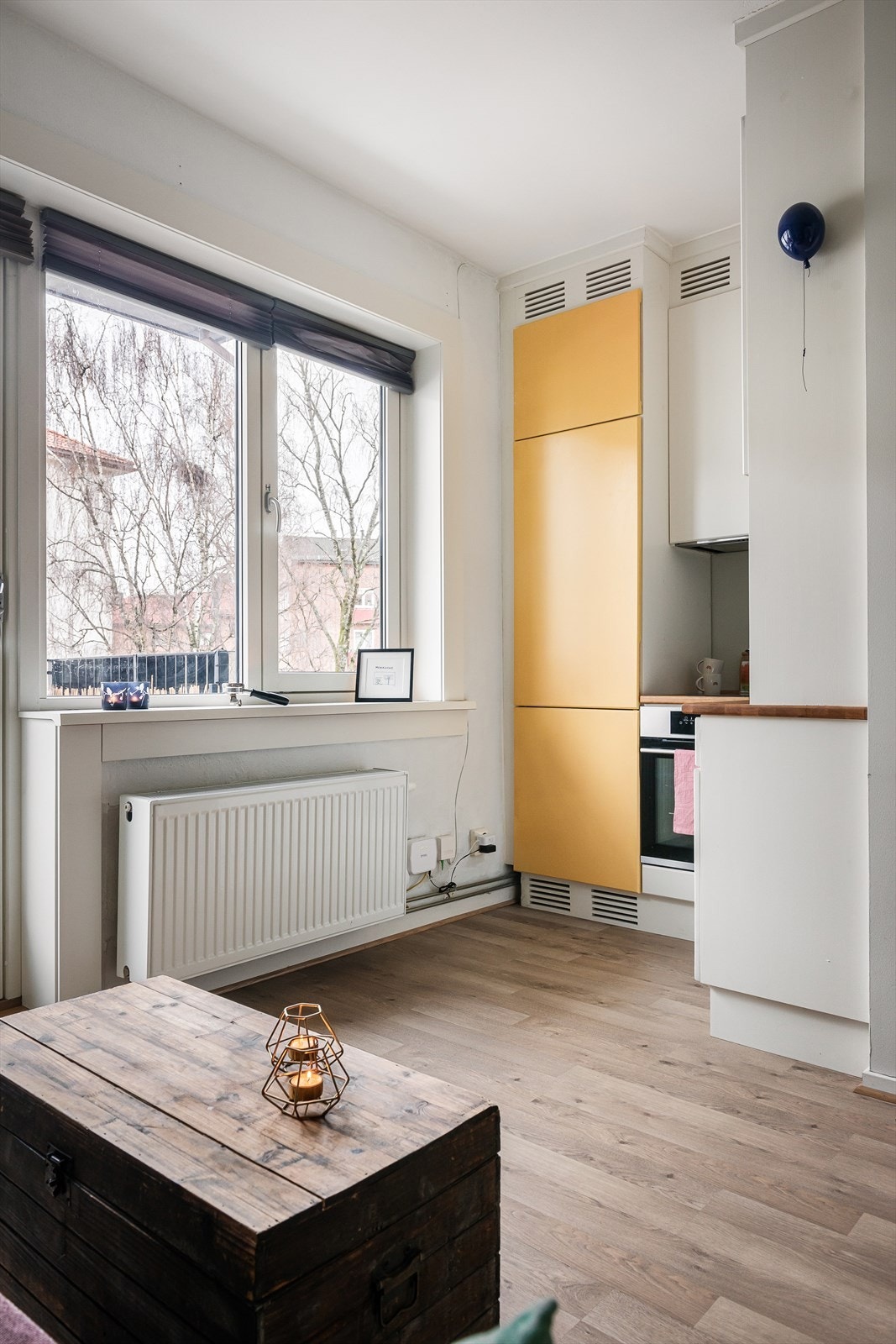 Praktisk kjøkkenkrok i åpen løsning mot stuen Galleribilde