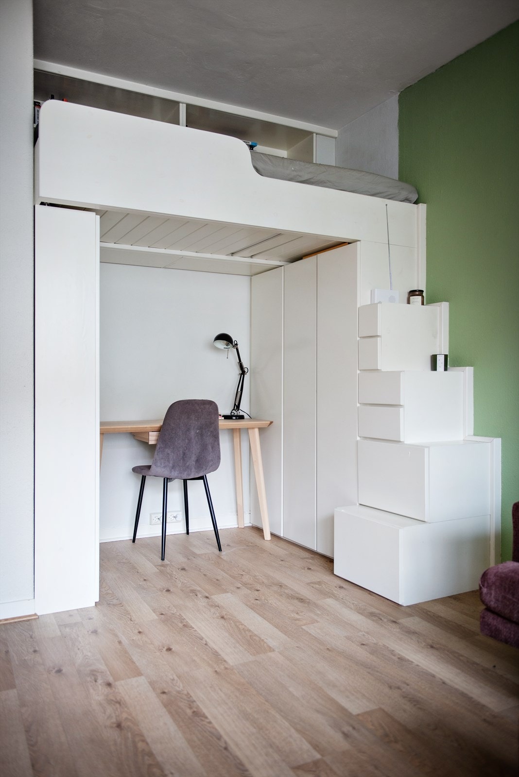 Boligen har en praktisk hems som utnytter høyden og gir ekstra gulvareal Galleribilde