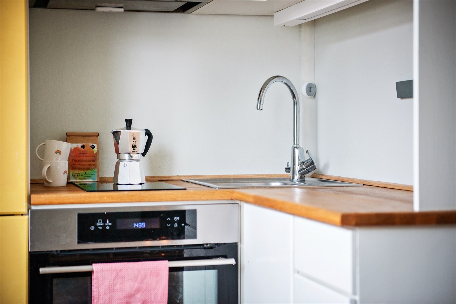 Kjøkkenet har glatte fronter og laminat benkeplate Galleribilde