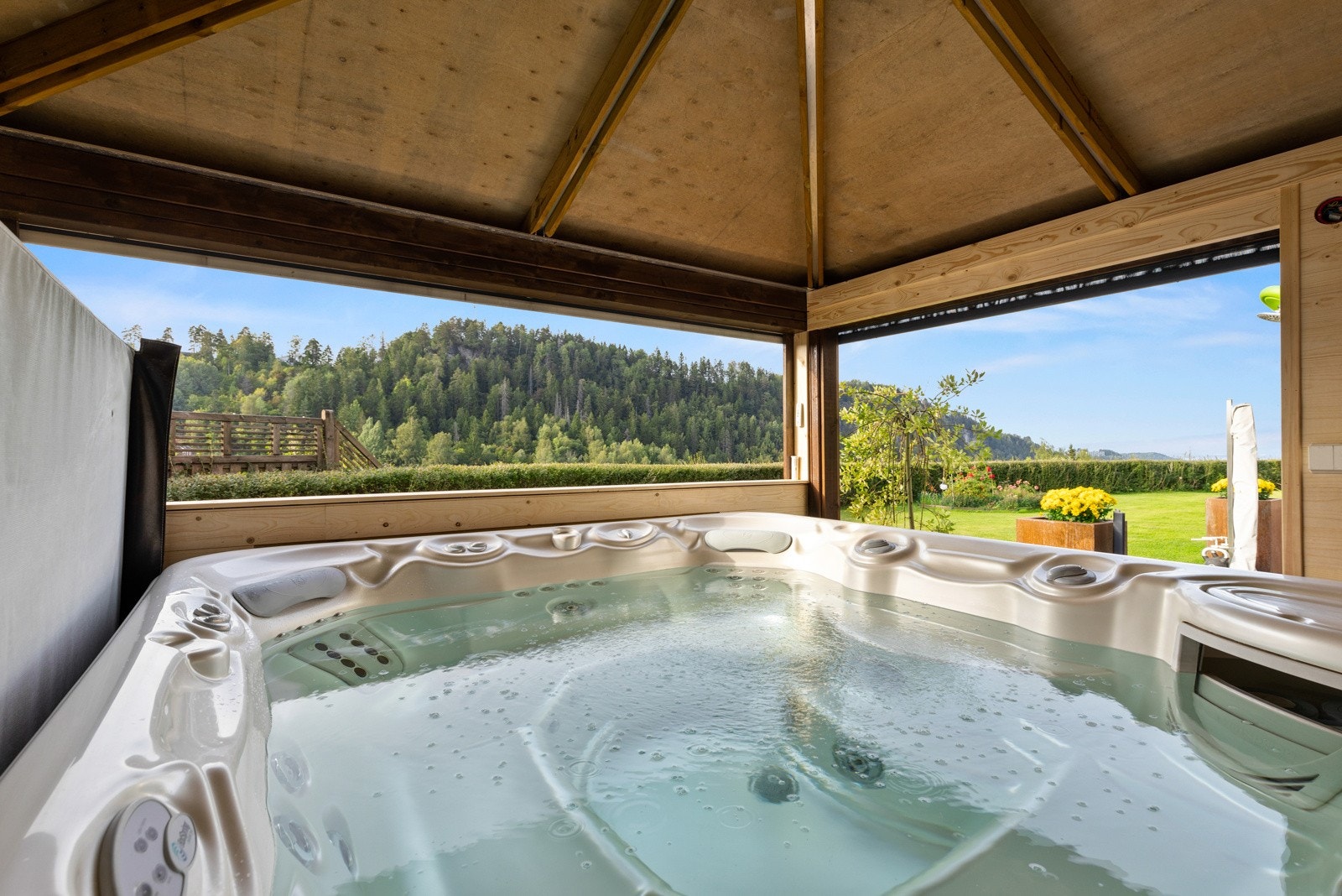 Den innebygde delen er innredet med en deilig jacuzzi, og her får man strålende utsikt over naturen. Galleribilde