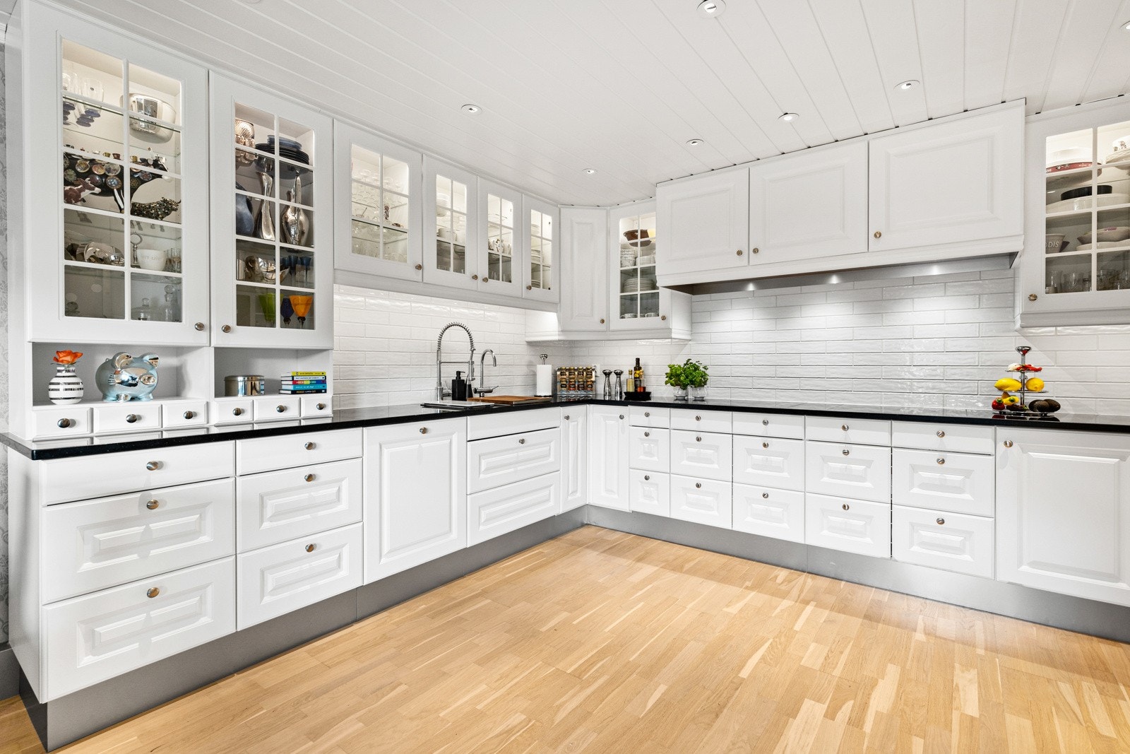 Kjøkkenet er utstyrt med integrerte hvitevarer fra Miele, inkludert kjølehjørne, mikrobølgeovn og to koketopper/varmeskuffer. Galleribilde