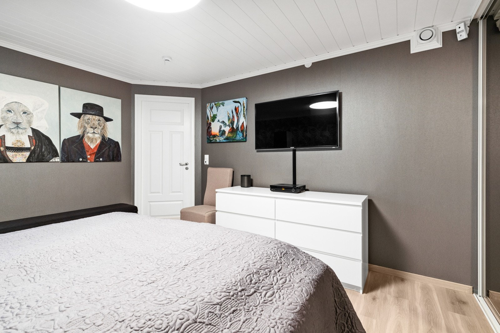 I leiligheten er det tre pene soverom, hvor hovedsoverommet ble pusset opp i regi av sameiet i 2022. Galleribilde