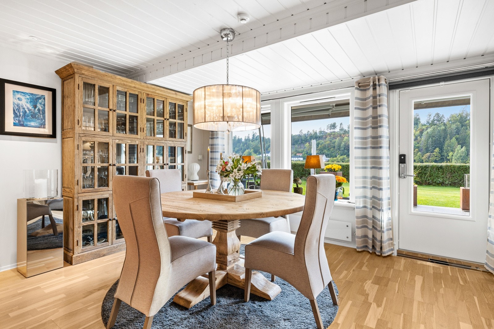 Stuen er naturlig inndelt i ulike brukssoner, og det passer utmerket å innrede med spisebord utenfor kjøkkenet. Galleribilde