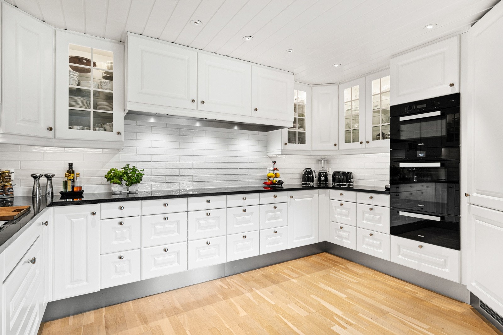 Innredningen ble oppført i en stor u-form i 2015/16 - med god skap- og benkeplass. Galleribilde