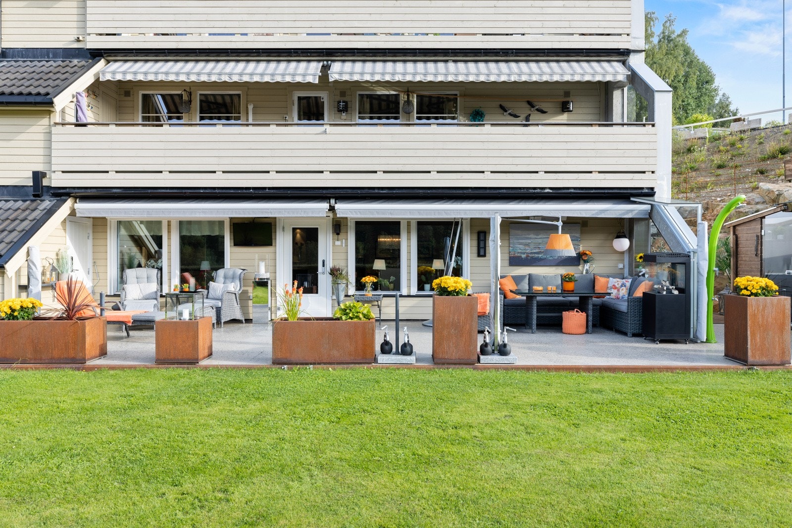 Utenfor stuen er det en herlig og delvis overbygget terrasse på ca. 75 kvm. Galleribilde