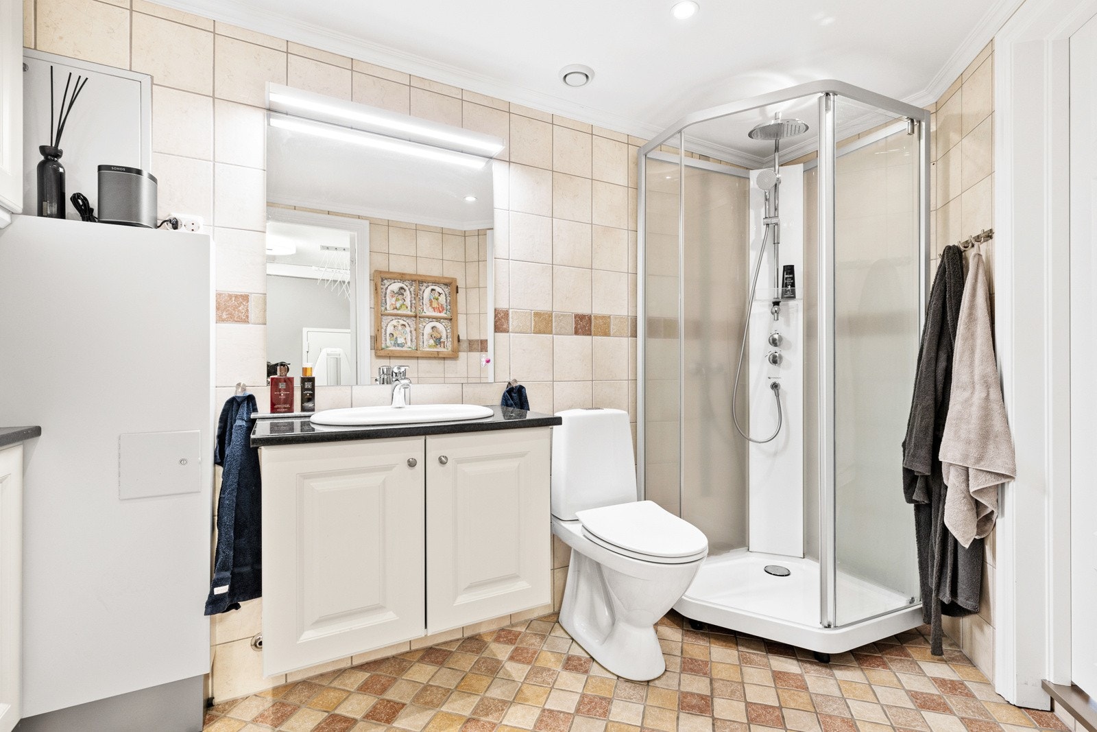 Begge badene har innredninger fra 2016, og det er god plass til oppbevaring av håndklær og hygineartikler. Galleribilde