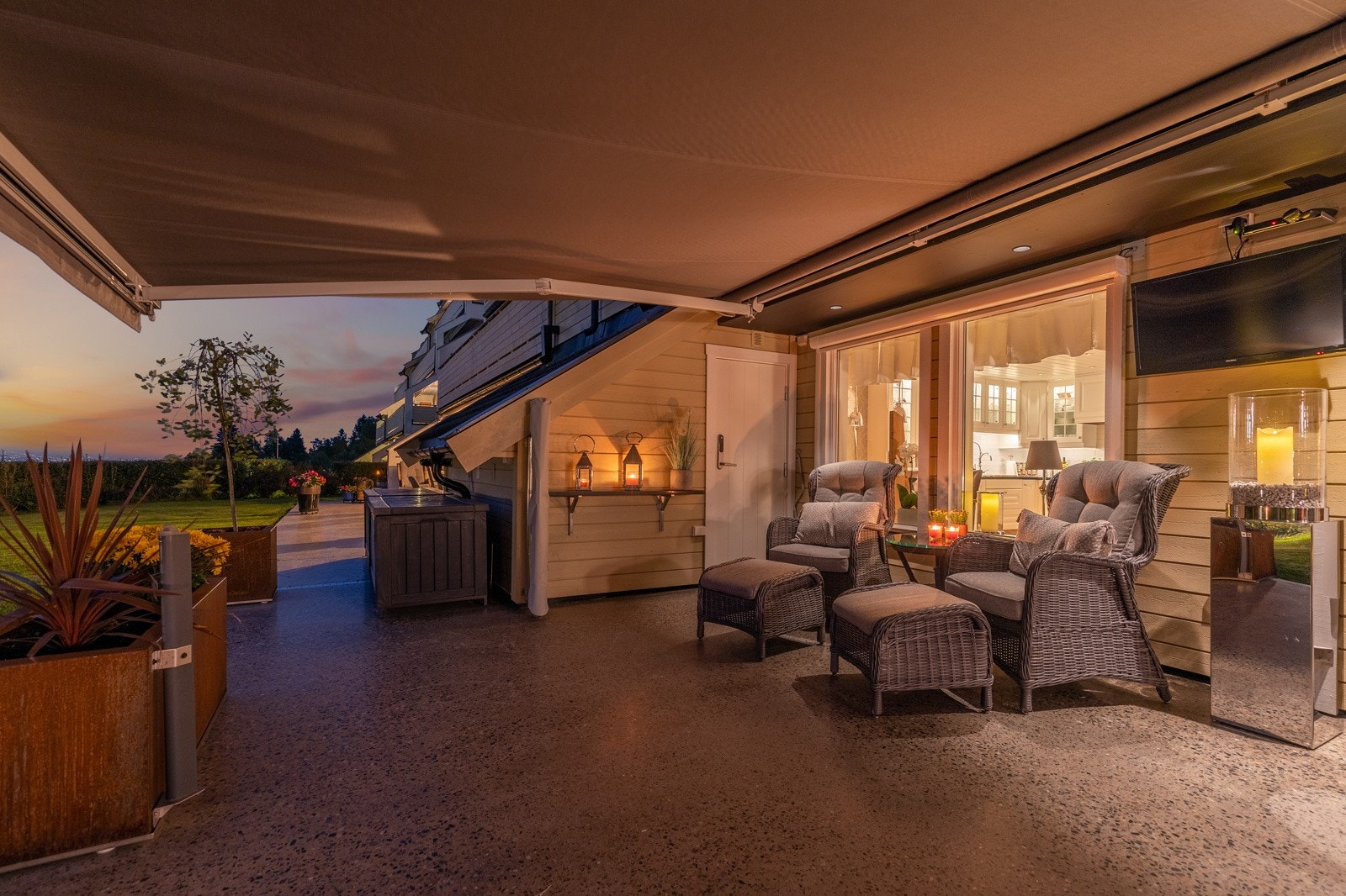 På terrassen er det belysning, markiser og varmeovner. Galleribilde