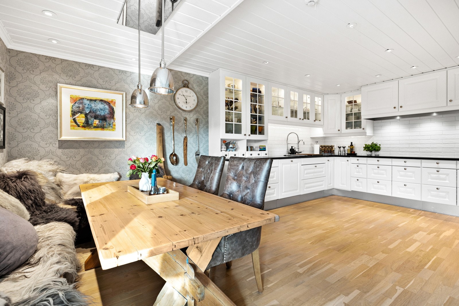 Leiligheten har et påkostet og meget funksjonelt kjøkken med klassisk innredning fra JKE. Galleribilde