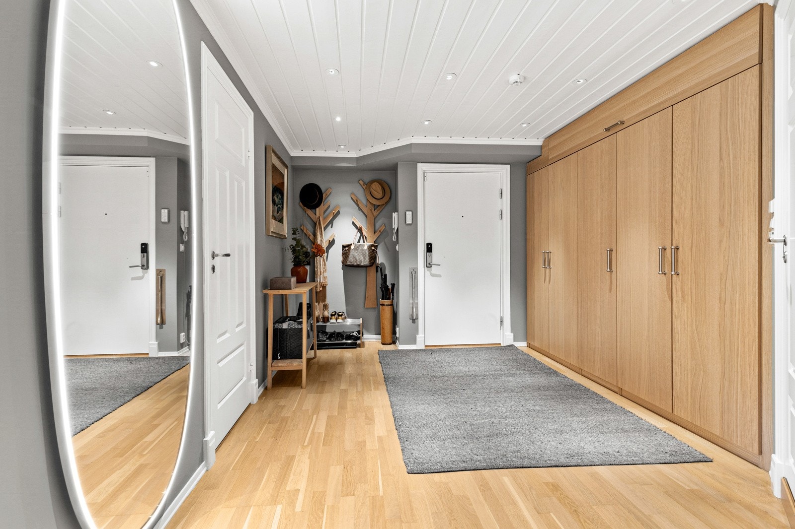 Man ønskes velkommen av en stor og innbydende entré med downlights. Galleribilde