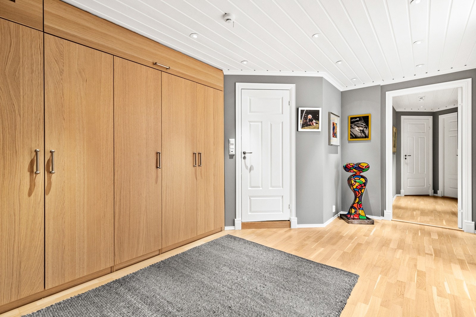 Jakker og annet yttertøy ryddes enkelt bort i et stort garderobeskap i entreen. Galleribilde