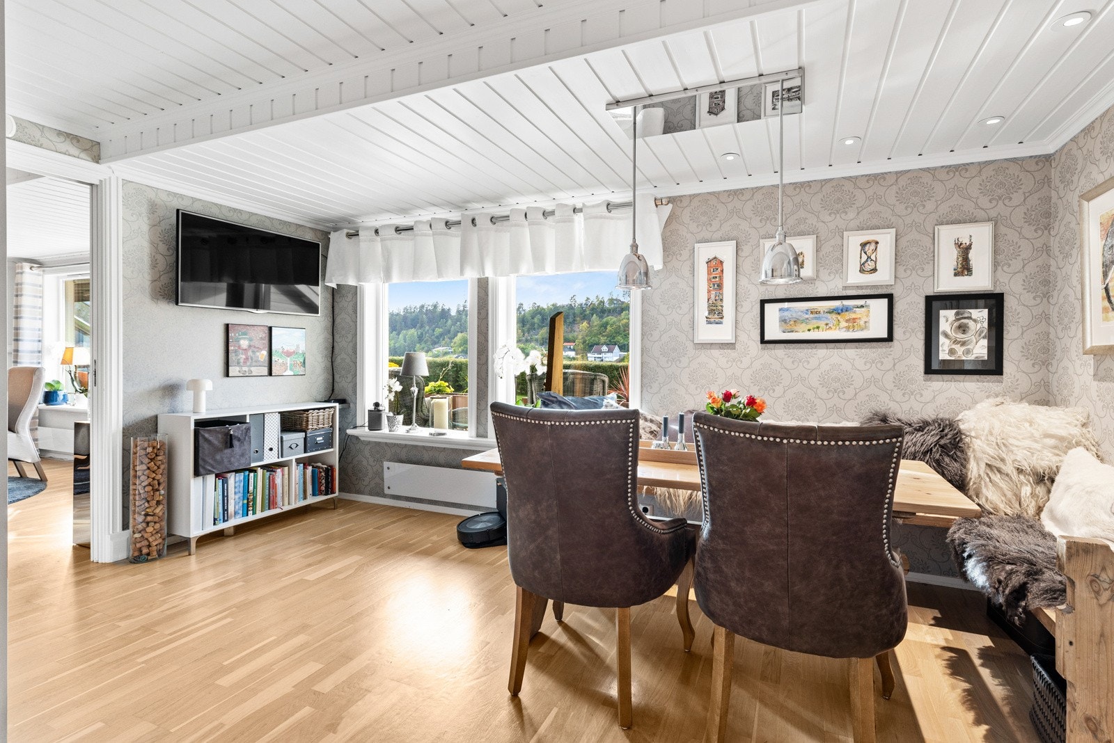 Det er også godt med plass til stor spisegruppe på kjøkkenet Galleribilde