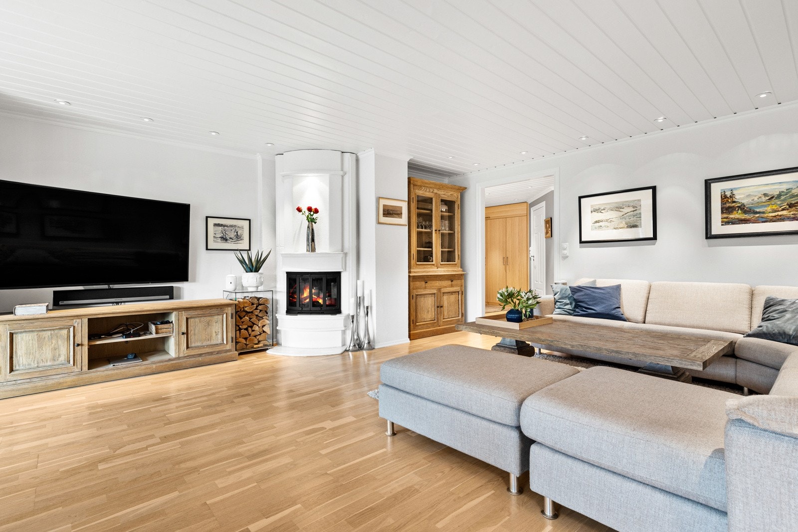 Man finner enkelt både roen og varmen foran en murt hjørnepeis. Galleribilde