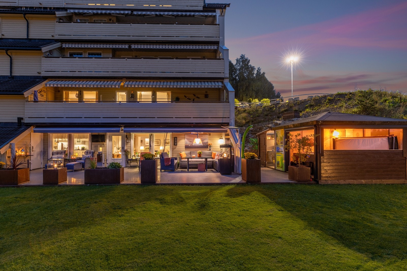 Velkommen til Eikeleinstien 32 - en stor og innbydende 4-roms selveierleilighet i terrasseblokk. Galleribilde