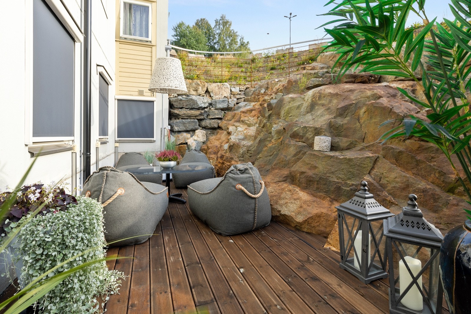 Terrassen strekker seg rundt hushjørnet, og deler av uteplassen er godt tilrettelagt en fjellknaus. Galleribilde