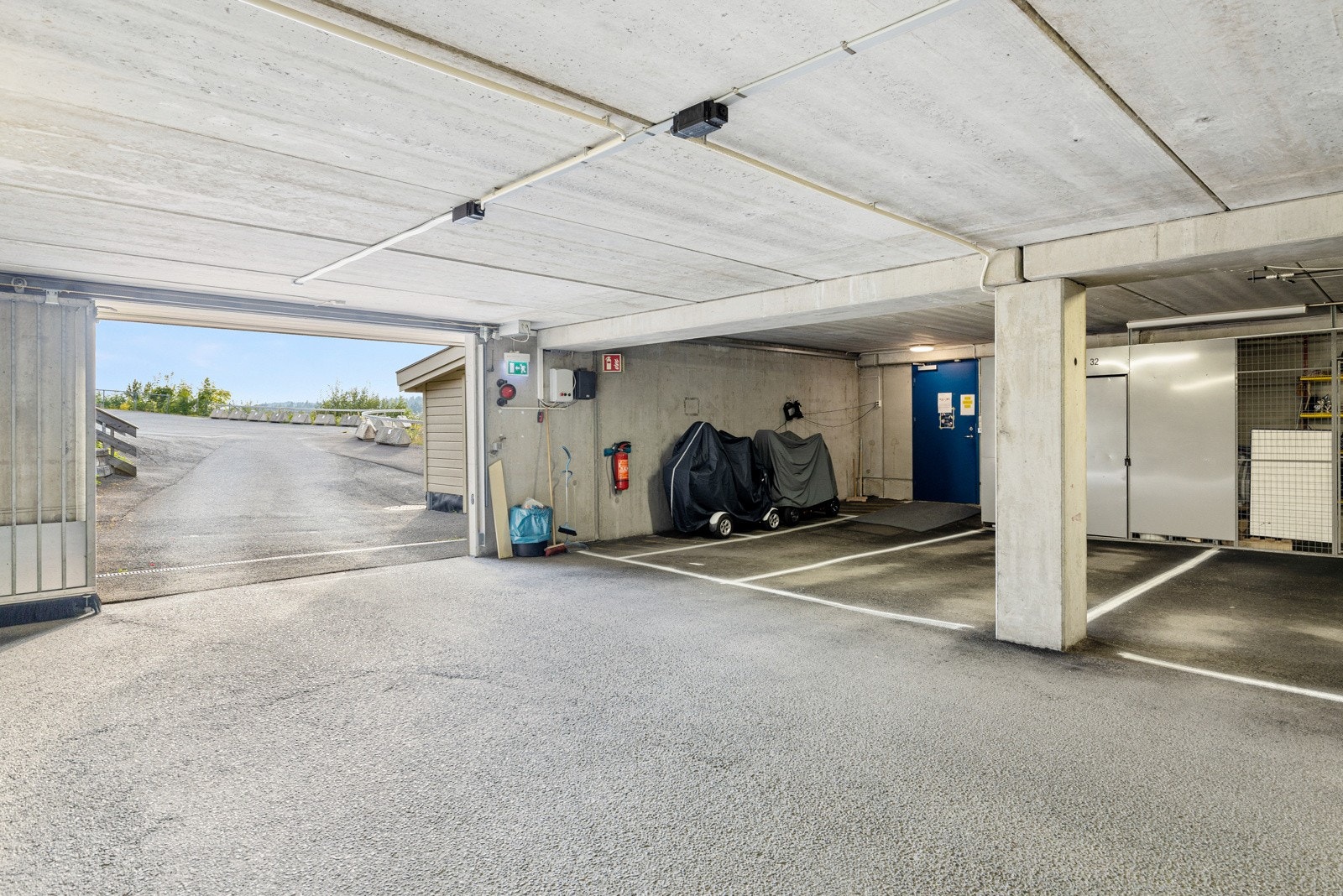 Leiligheten disponerer en egen garasjeplass med lader for elbil, og blokken har heisadkomst til alle etasjer. Galleribilde