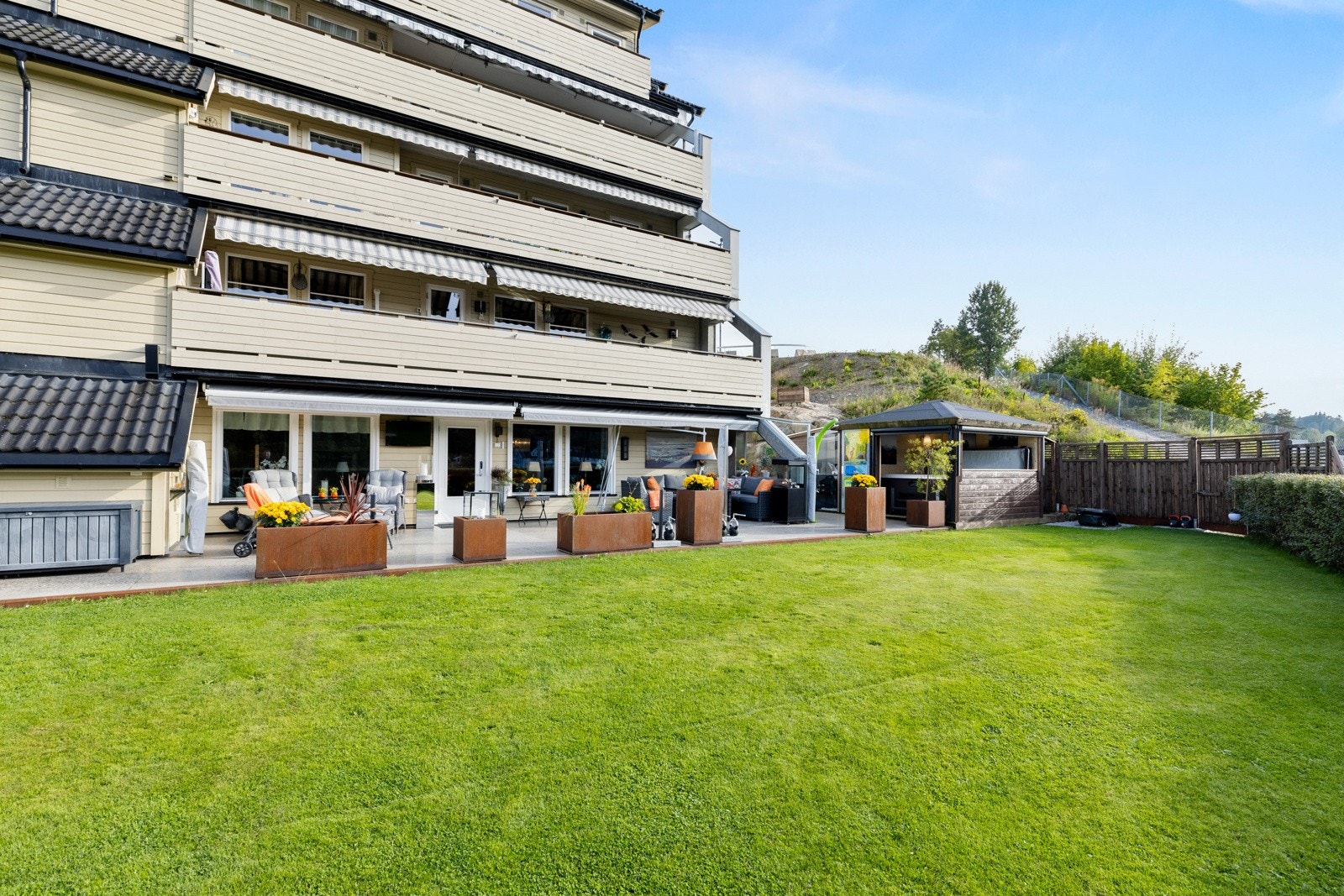 Terrassen er innredet med fine blomsterkasser - perfekt for deg med grønne fingre Galleribilde