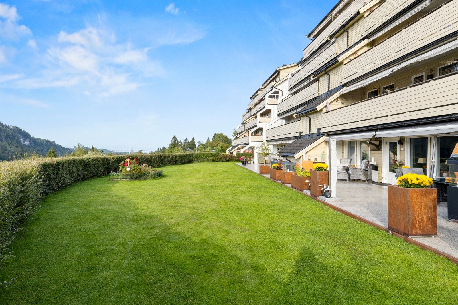 Her kan barna løpe fritt mens de voksne følger med fra terrassen. Galleribilde