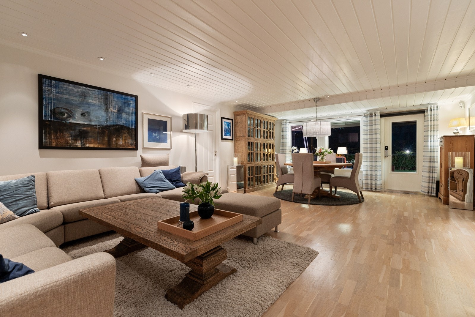 Stuen er et meget pent og romslig oppholdsrom for hele familien. Galleribilde