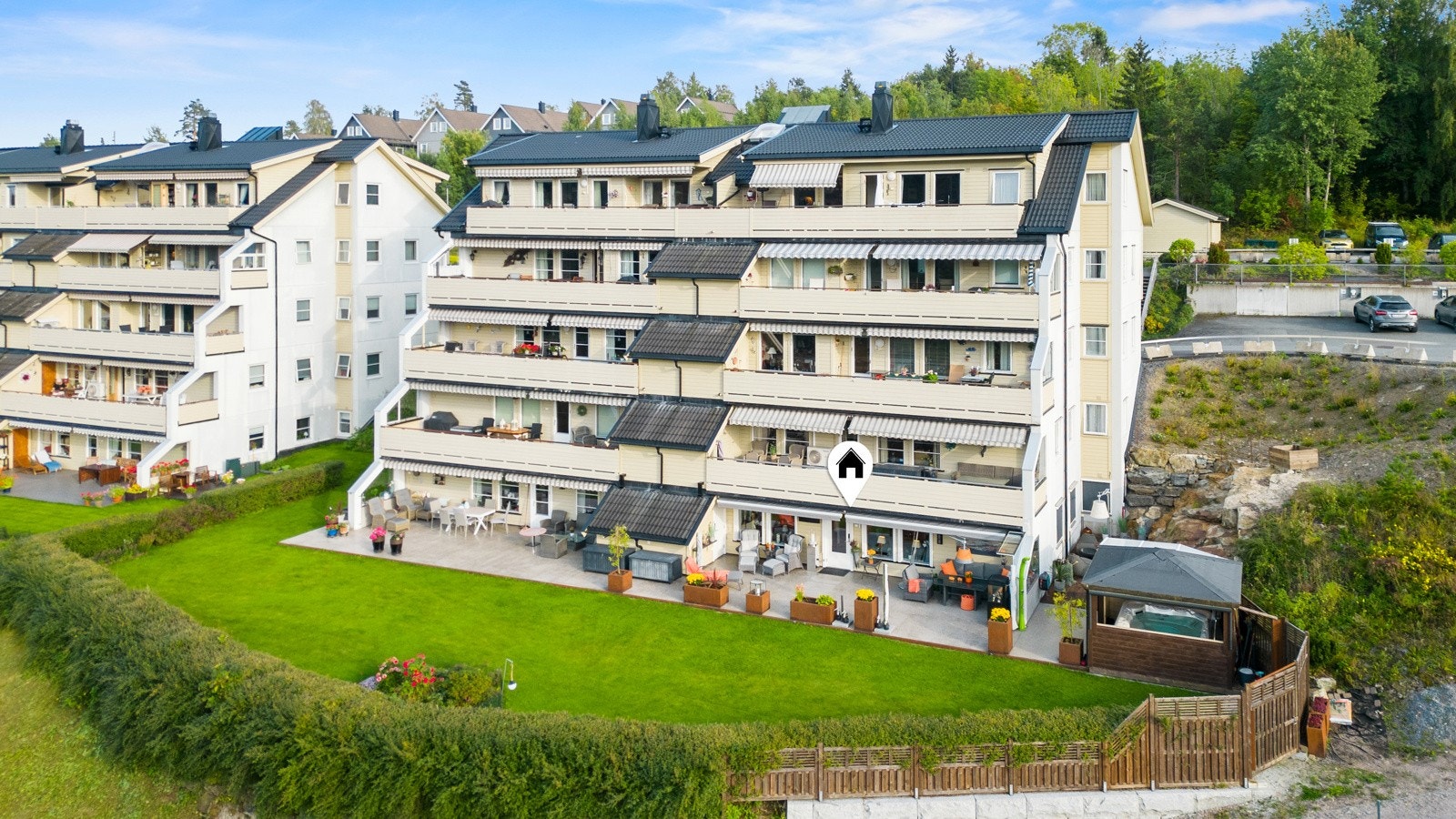 Leiligheten er lokalisert i første etasje, og har direkte adkomst til et fellesareal med stor gressplen. Galleribilde