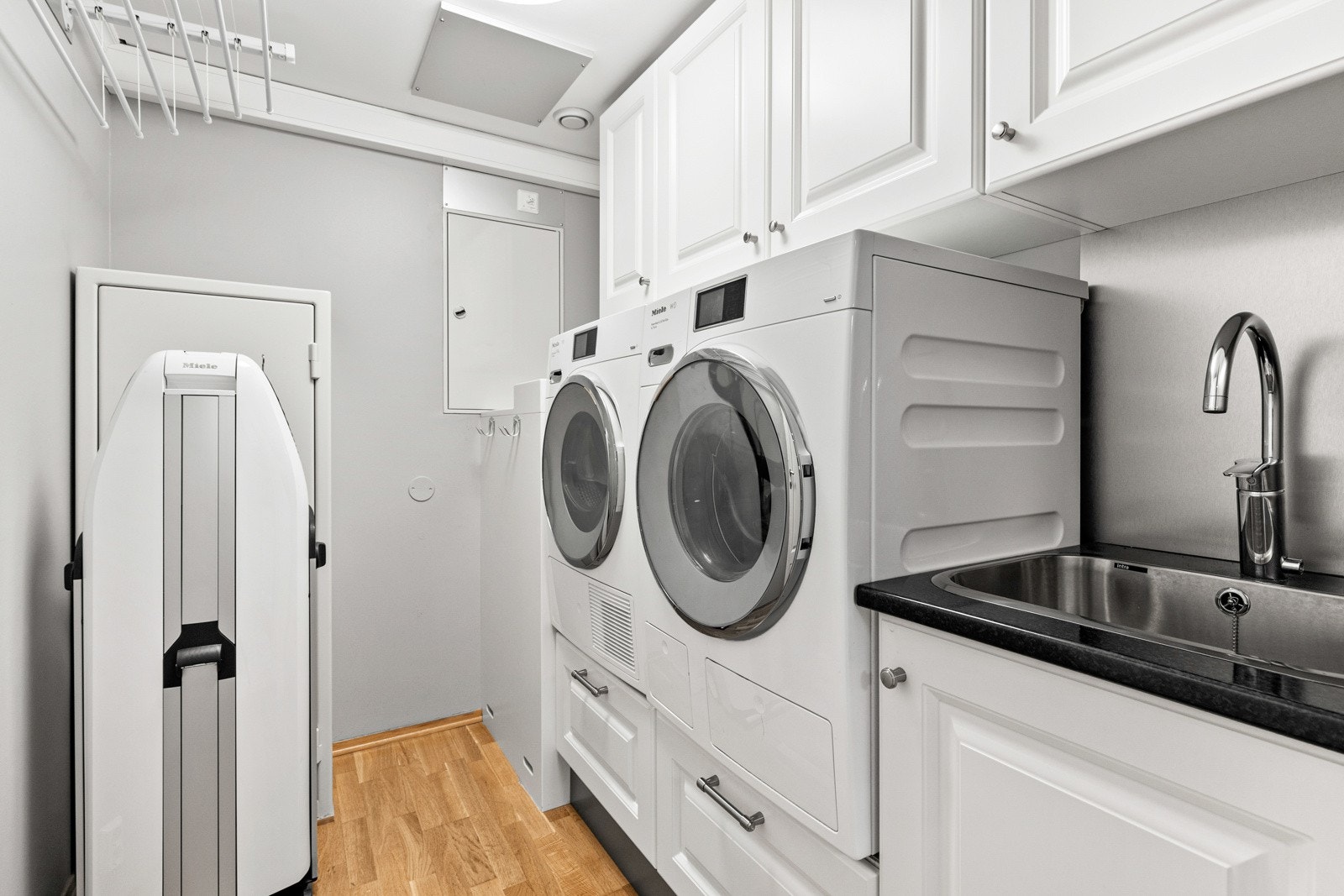 Et eget vaskerom forenkler hverdagen, med praktisk skapinnredning fra 2015/16. Vaskerommet ligger i tilknytning til det ene badet. Galleribilde