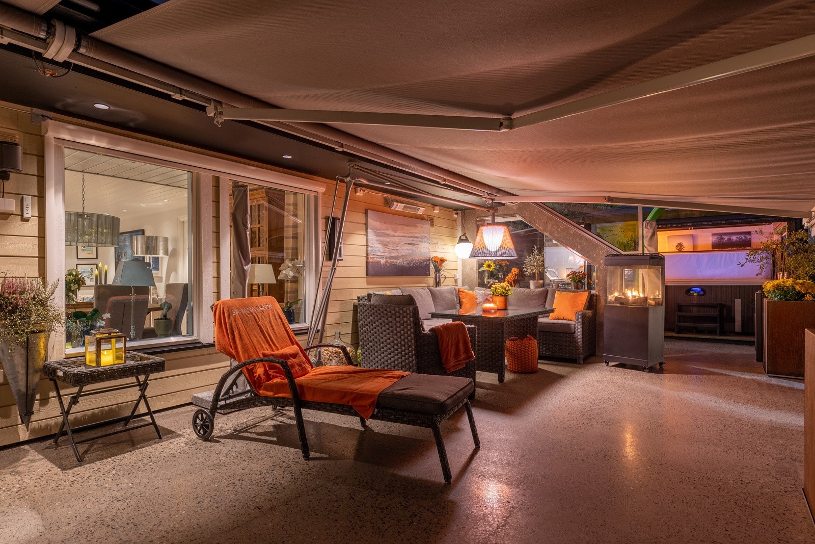 Ca. 16 kvm av terrassen er innebygd, så her kan livet utendørs nytes selv når det regner. Galleribilde