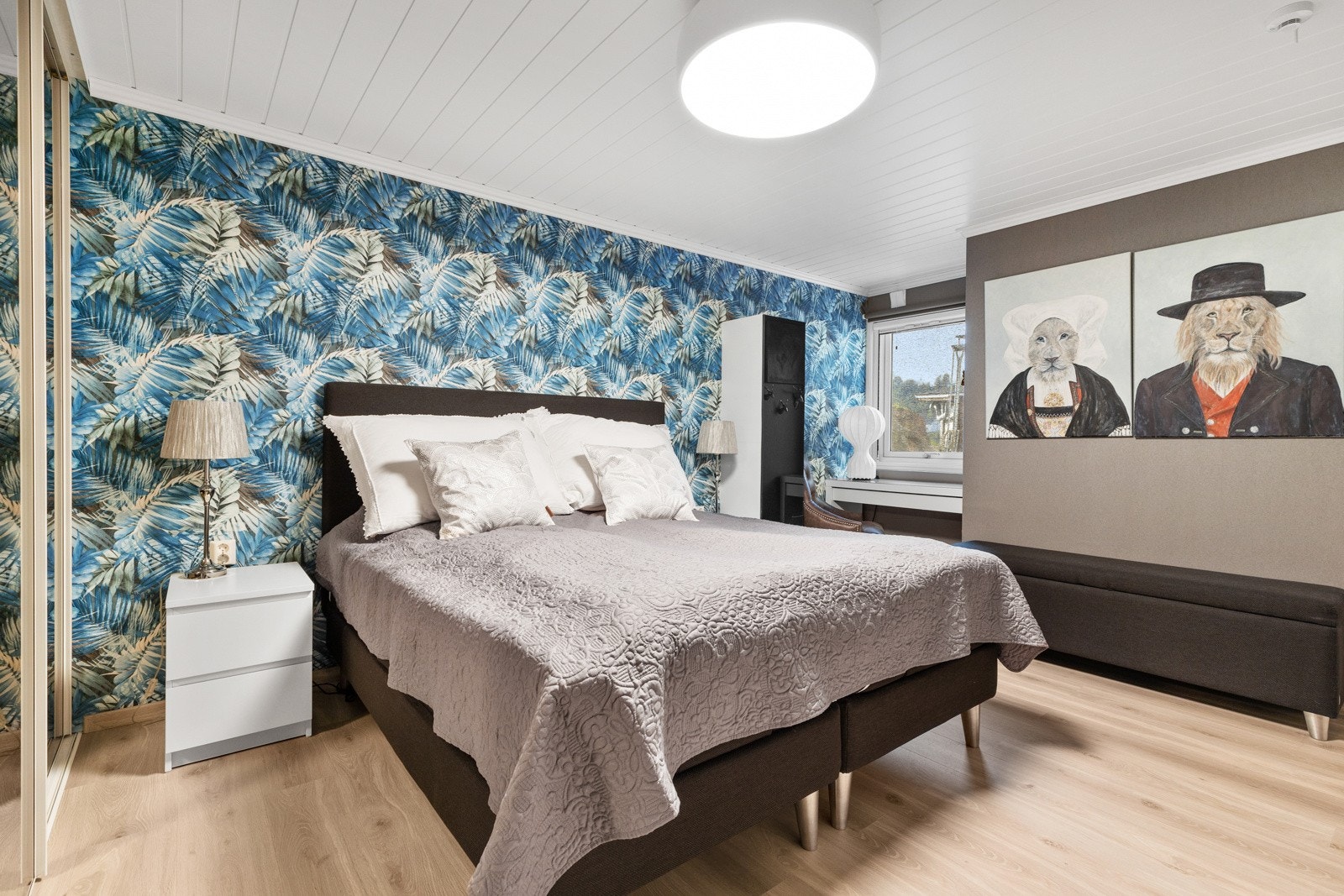 To av soverommene er innredet med skyvedørsgarderobe. Galleribilde