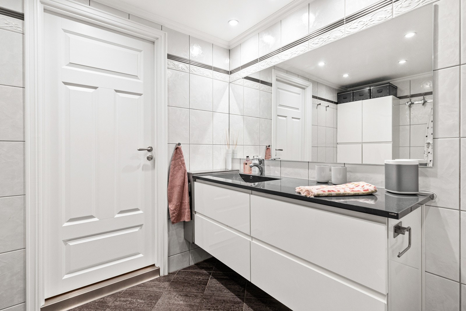 På badene står det et dusjkabinett med regnfallsdusj. Badene er innredet med lyse fliser på både gulv og vegger. Galleribilde