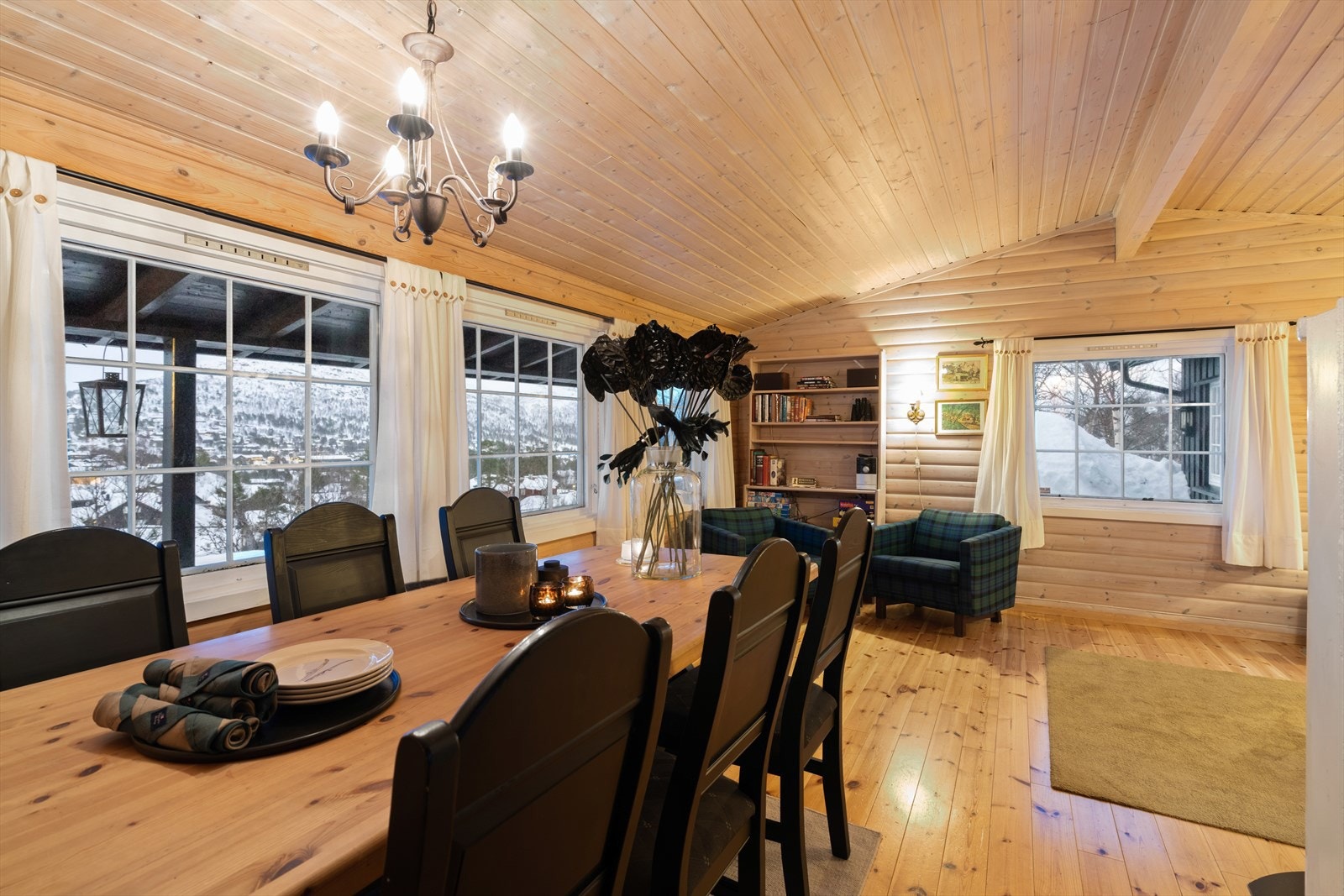 Spisestue med tilgang til kjøkken. Galleribilde