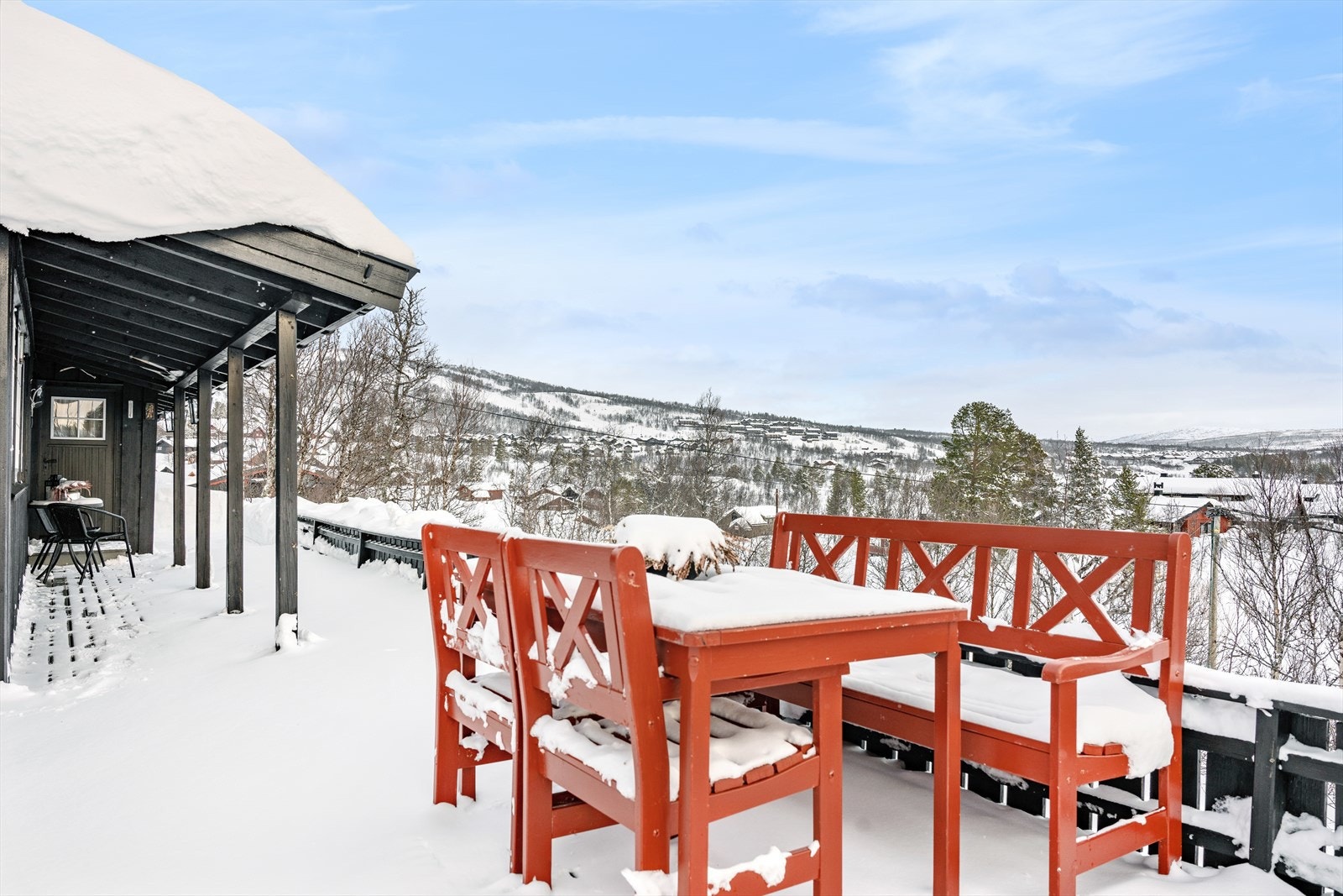 Vid utsikt over fjellene. Galleribilde