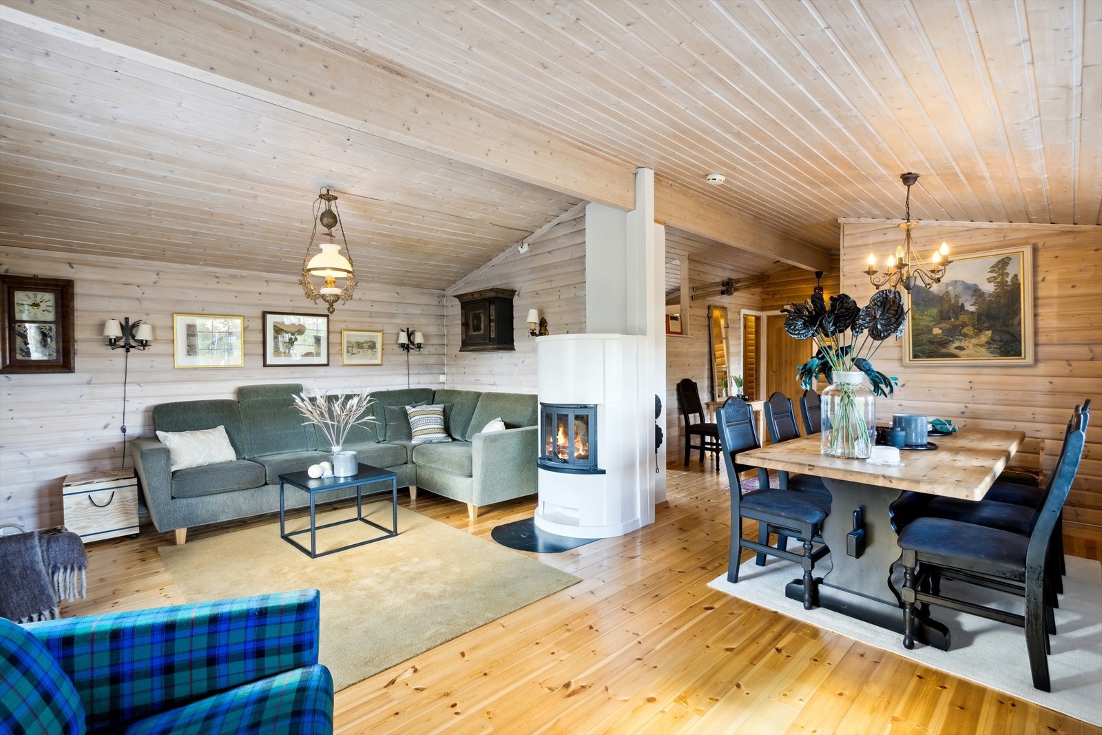 Kombinert stue/spisestue med peis. Utgang til solrik terrasse via tv-stue/soverom. Galleribilde