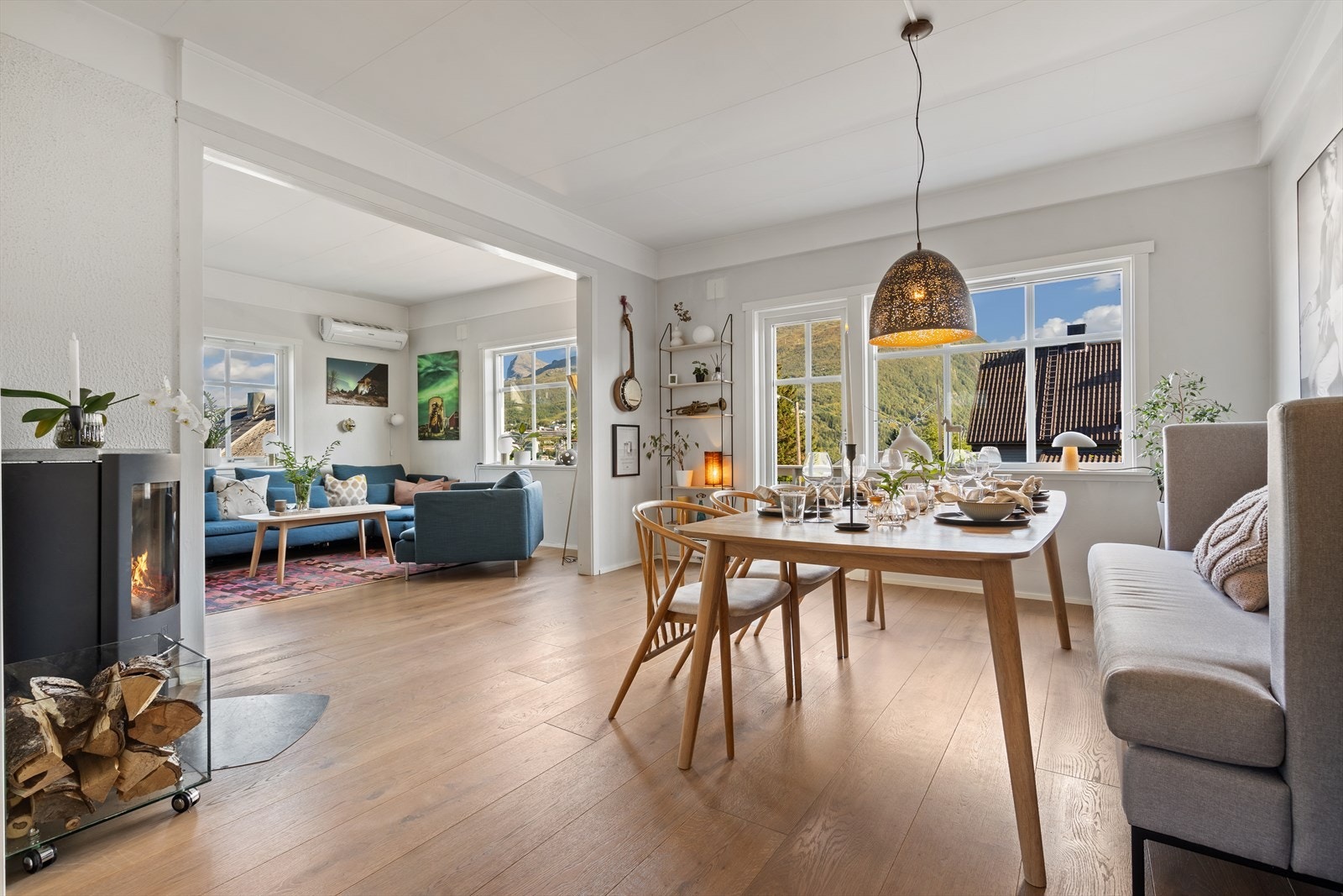 Velkommen til Villaveien 8 - Spisestue er praktisk plassert mellom stue og kjøkken. Galleribilde