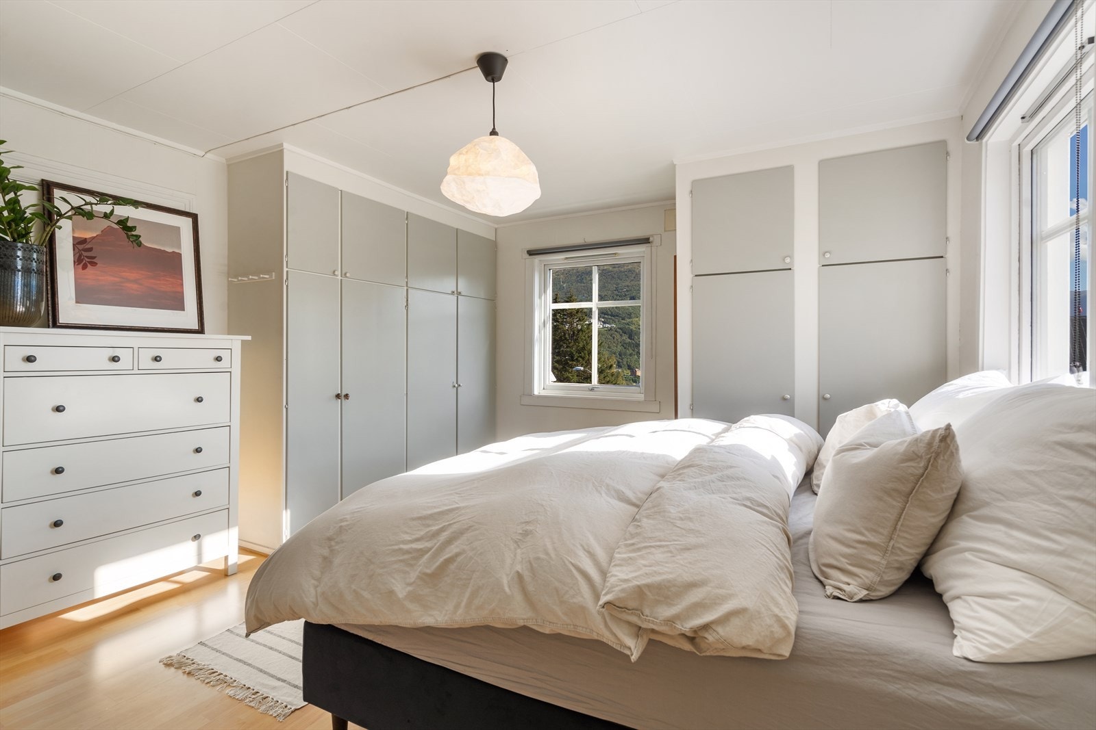 Det er plassbygde garderobeskap som gir god plass for oppbevaring. Galleribilde