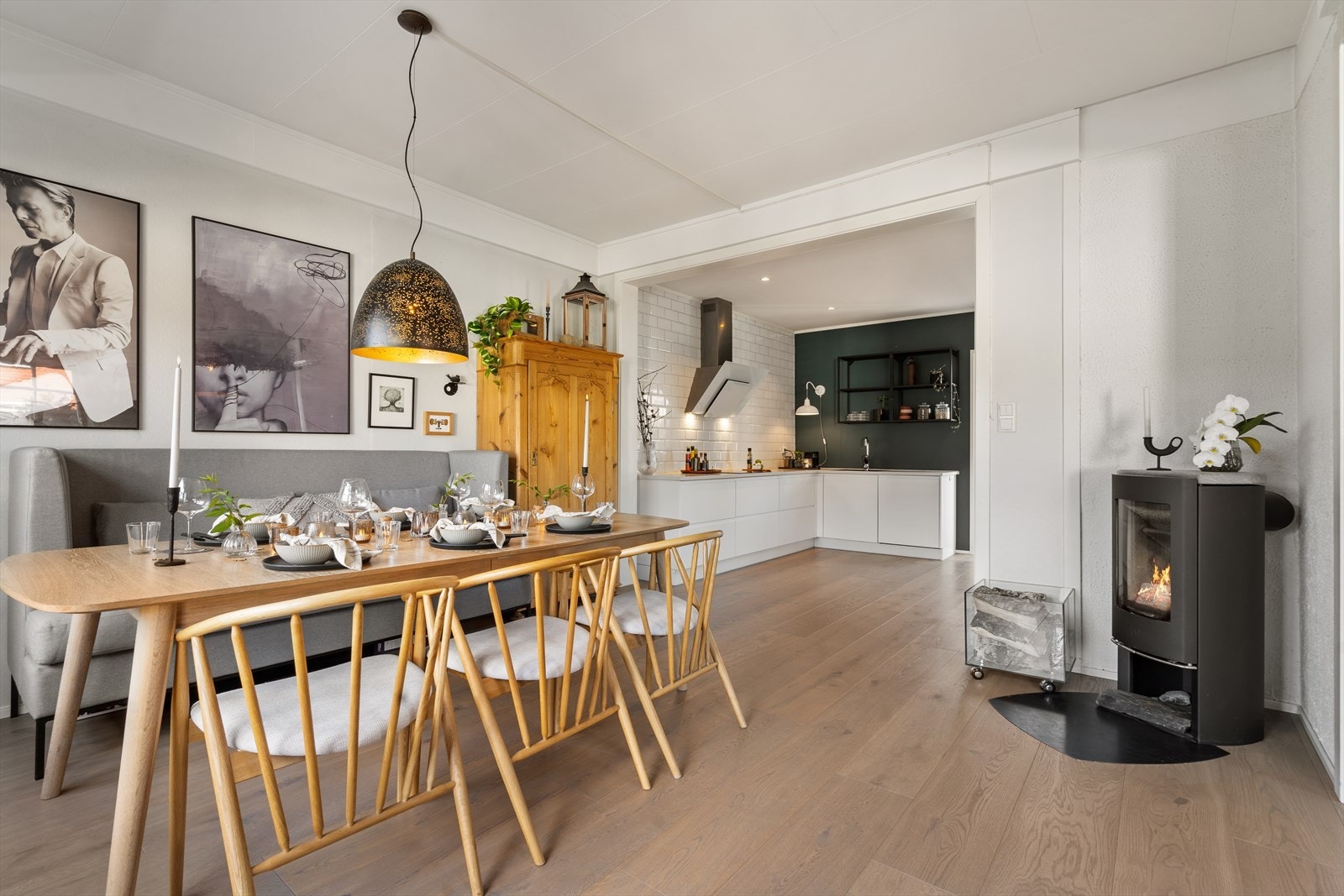 Lekkert 1-stavs eikeparkett i 1. etasjen. Galleribilde