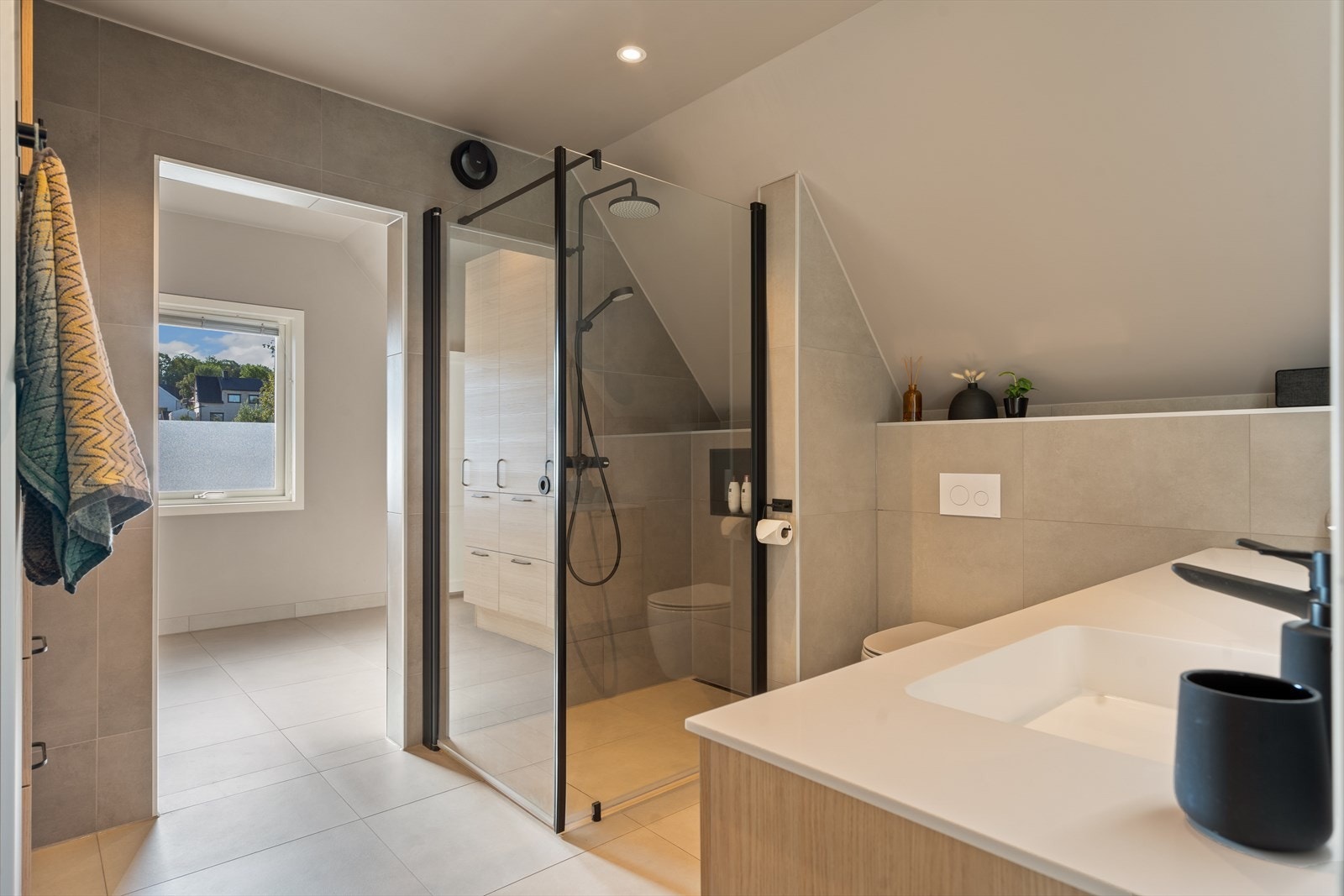 Fra badet er det adkomst til vaskerom. Galleribilde