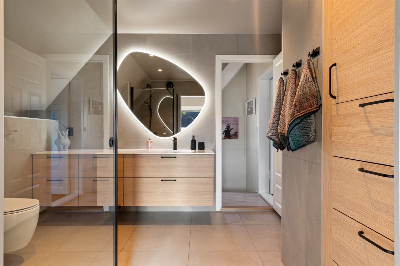 Lekkert bad i moderne utførelse fra 2023. Galleribilde