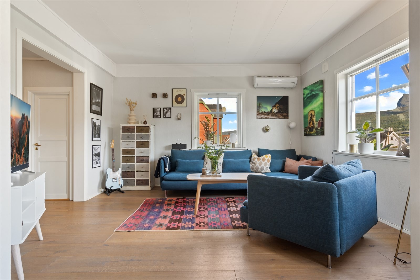 Pen stue i lyse farger og med et lekkert 1-stavs eikeparkettsgulv. Galleribilde