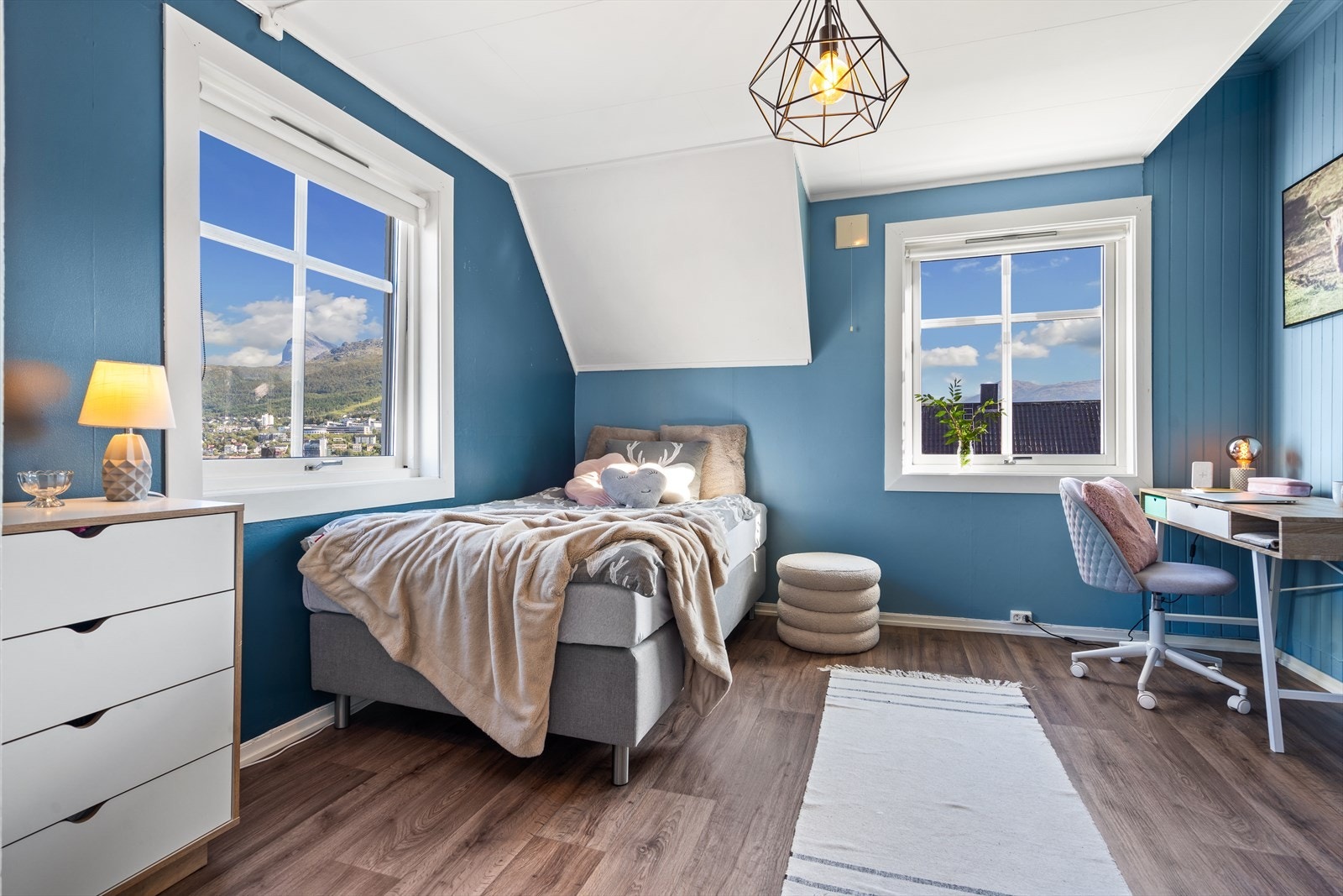 Soverom 2 er romslig og har god plass til soveromsmøbler. Galleribilde